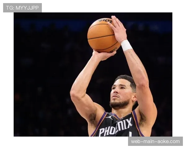 消息：太阳官方宣布，德文·布克因脚踝二级扭伤将缺席至少三周